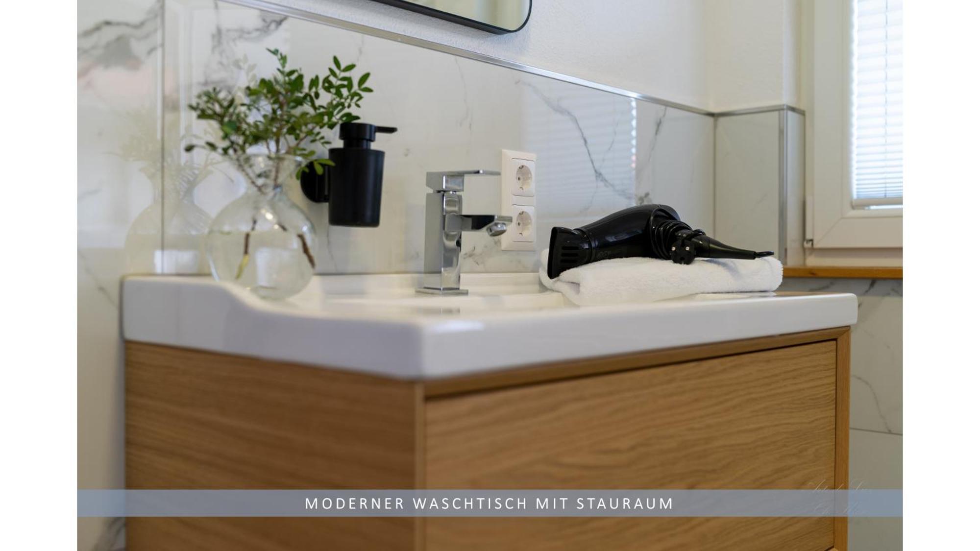 נורטהיים Apartment Leinetal - Bester Schlafkomfort In Hochwertiger Hotelbettwaesche, 3 Zimmer - Grosse Kueche, Duschbad & Parkplatz מראה חיצוני תמונה